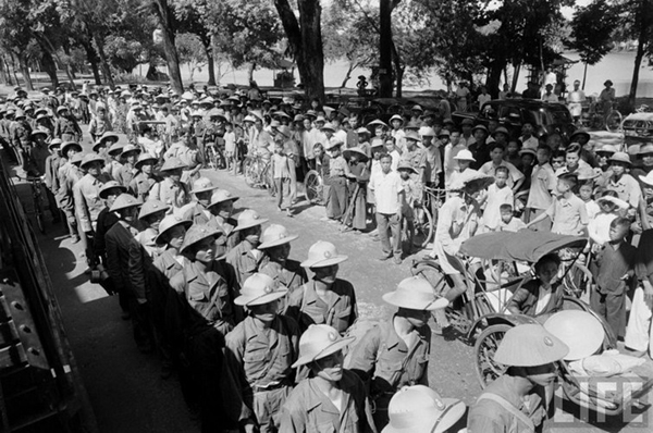 Đoàn quân Giải phóng bước qua bờ hồ Hoàn Kiếm trước sự chứng kiến của hàng nghìn người dân.