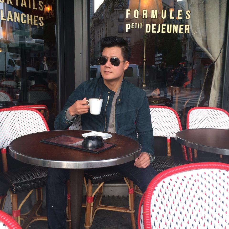 Quang Dũng ngồi uống cà phê buổi sáng tại Pháp.