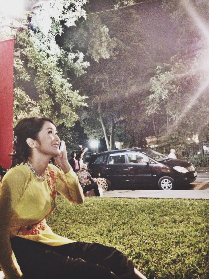 Chị Bống - Hồng Nhung ngồi ngắm pháo hoa ở Công viên Lý Thái Tổ, Hà Nội.