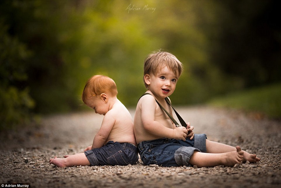 Emerson chụp ảnh cùng cậu em trai 7 tháng tuổi.