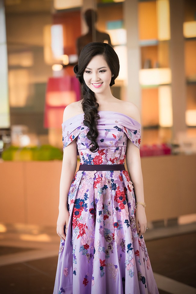 Thụy Vân: Từ trước khi tham gia cuộc thi Hoa hậu Việt Nam, Á hậu Thụy Vân đã là cộng tác viên của Đài Truyền hình Việt Nam nhờ gương mặt đẹp và vốn tri thức dày dặn của mình.