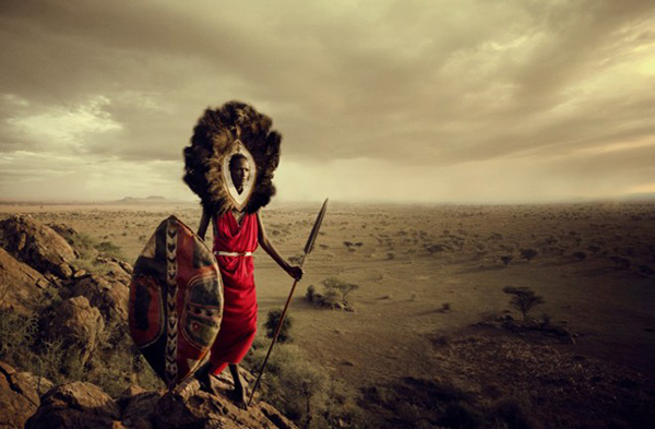 Một thành viên thuộc bộ tộc bán du mục Maasai ở đông Phi, dọc theo những vùng đất khô cằn của thung lũng Great Rift.
