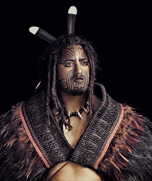 Một người đàn ông Maori, bộ lạc bản địa của New Zealand. Họ đặt chân đến vùng đất này từ thế kỷ 13 với những dụng cụ rất thô sơ.