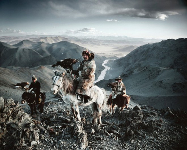 Những người đàn ông của bộ tộc Kazakhs, sinh sống trên các vùng cao nguyên Mông Cổ. Họ có tập tục săn bắn với những con đại bàng mà họ huấn luyện kỹ lưỡng.