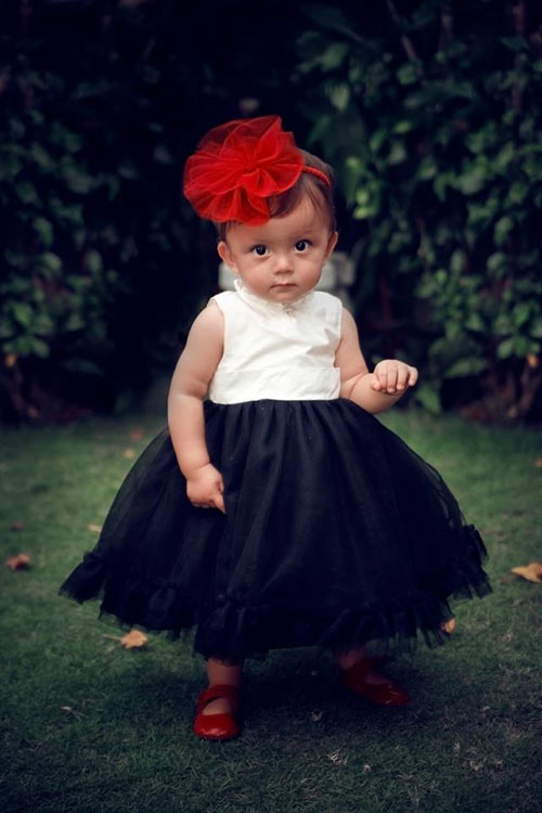 Hình ảnh đáng yêu của bé Tép nhà Hồng Nhung khi 1 tuổi trong bộ đầm đáng yêu.