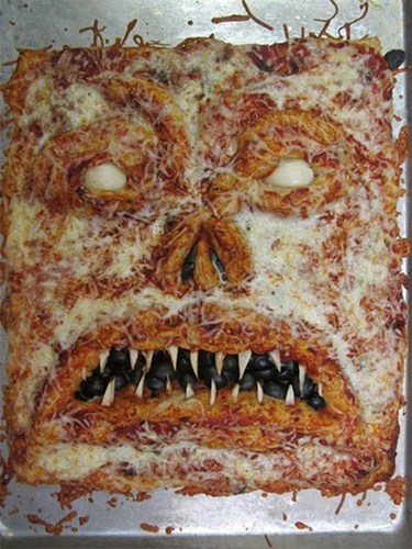 Bánh pizza hình mặt quỷ.