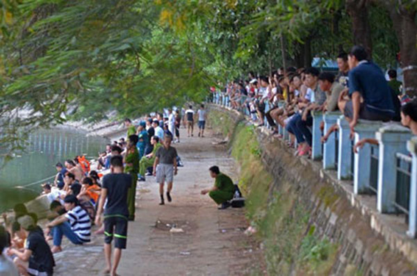 Hàng trăm người đứng kín bờ hồ Hoàng Cầu để theo dõi lực lượng chức năng tìm kiếm nạn nhân.