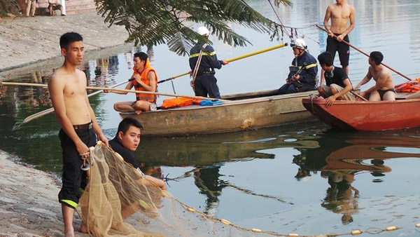 Một nhân chứng cho biết, vào khoảng 14h30 hôm nay khi đi ngang qua hồ Hoàng Cầu, phía đường Mai Anh Tuấn (phường Ô Chợ Dừa, Đống Đa - Hà Nội), ông nhìn thấy trên mặt hồ một người đang vẫy tay cầu cứu. Sau đó, người này chìm hẳn xuống hồ sâu.