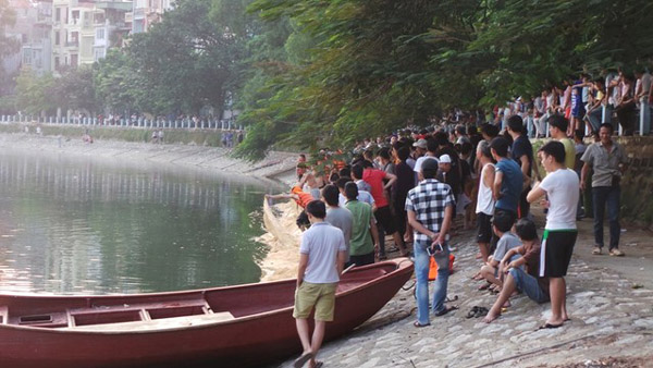 Hàng trăm người đứng kín bờ hồ Hoàng Cầu để theo dõi lực lượng chức năng tìm kiếm nạn nhân.