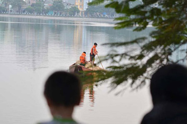 'Tôi vội vàng nhảy xuống hồ để giúp nạn nhân nhưng do hồ sâu, nạn nhân chìm quá nhanh nên không kịp' nhân chứng Đoàn Xuân Chuyên (26 tuổi, quê Nam Định) cho biết.