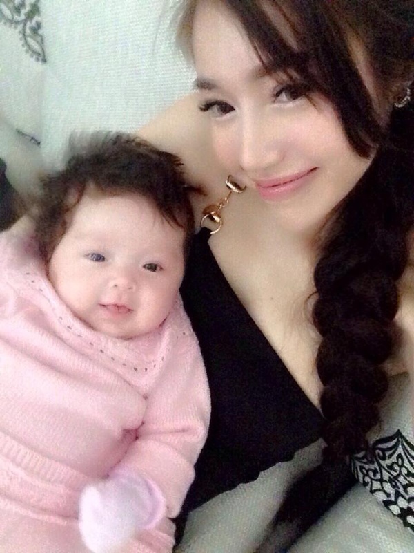 Con gái đầu lòng của Elly Trần sinh vào tháng 8/2014 được 3 kg bằng phương pháp đẻ mổ, sức khỏe bình thường.