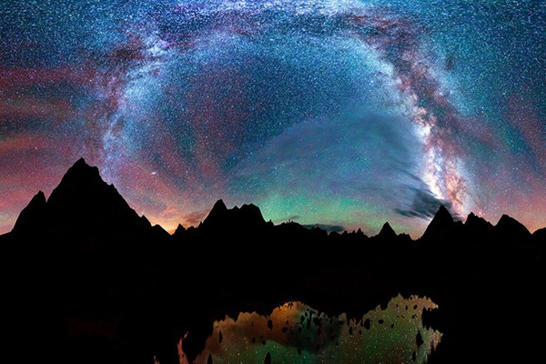 Bầu trời đêm ở thành phố Aspen, bang Colorado, Mỹ. Matt Payne - một nhiếp ảnh gia 35 tuổi ở bang Oregon, Mỹ - đã dùng tài năng để thể hiện vẻ đẹp kỳ ảo của dải Ngân Hà.