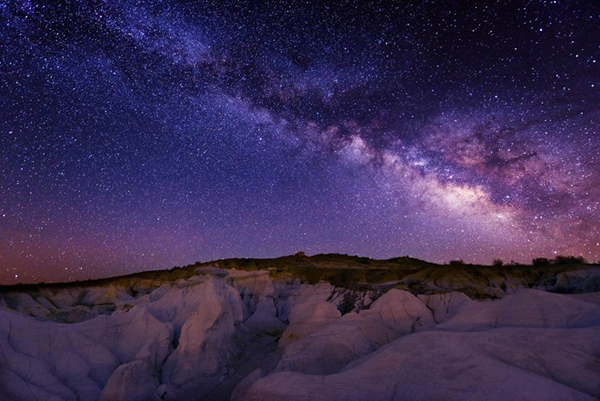 Thiên hà tím tỏa sáng trên ngọn núi phủ tuyết ở bang Colorado (Mỹ).