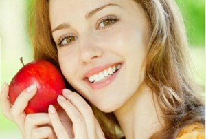 Trái cây - vitamin C và axit có tác dụng kích thích tuyến nước bọt và đánh tan các mảng bám trên răng giúp khoang miệng bạn luôn sạch sẽ, thơm tho.