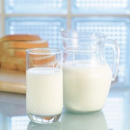 Sữa - theo nhiều nghiên cứu cho thấy các loại thức ăn chứa nhiều canxi như sữa có khả năng giúp tăng sức đề kháng, chống lại các bệnh nha chu, viêm nướu- là nguyên nhân gây hỏng răng.