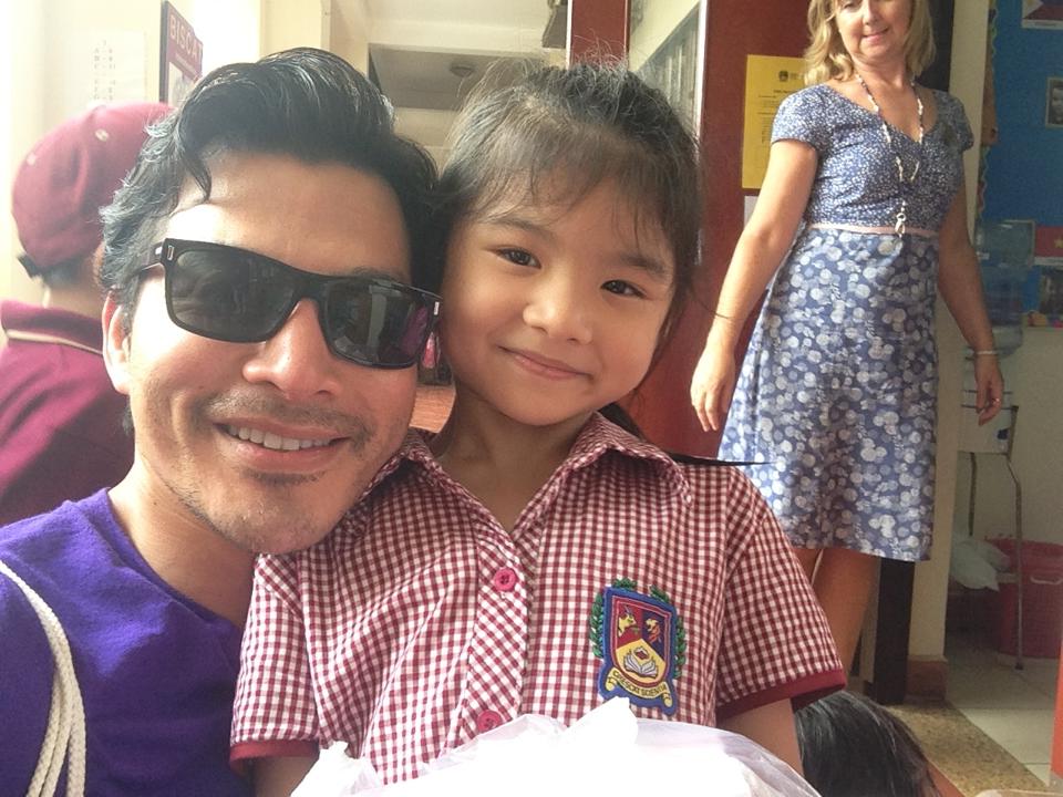 Trần Bảo Sơn đến trường đón DeVon trong ngày sinh nhật bé.