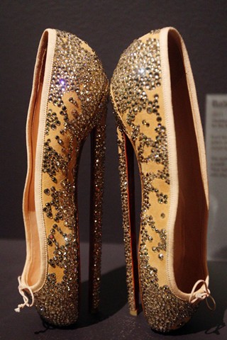 Đây là đôi giày mang tên Lady Pointe, với chiều cao 18 inch. Đây sản phẩm hợp tác của nhà thiết kế giày Noritaka Tatehana cùng Lady Gaga dành riêng cho video clip Marry the Night.
