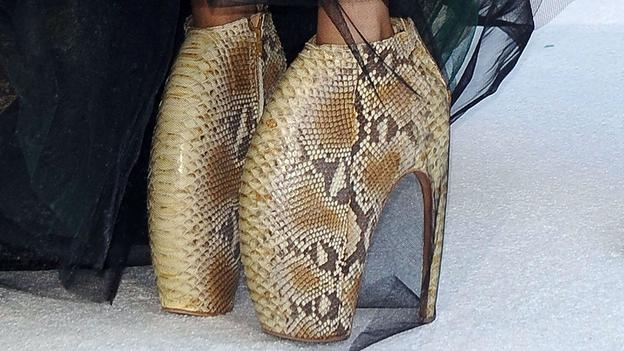 Đôi giày độc đáo của nhà thiết kế Alexander McQueen cao hơn 25 cm.