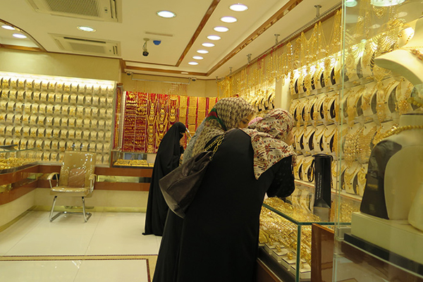 Khu chợ này có tới hơn 300 cửa hàng vàng lớn nhỏ và nằm trong khu phố cổ Deira của Dubai.