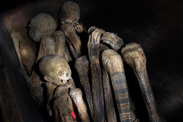 Các nhà khoa học tin rằng những xác ướp đầu tiên là của người dân các bộ lạc Ibaloi. Ướp xác được thực hiện ngay khi một người qua đời. Sau khi chết, cơ thể được rửa sạch và đặt trên lửa trong tư thế ngồi, làm khô chất lỏng trong cơ thể.