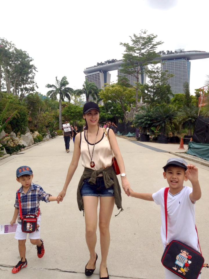 Hoa hậu Hà Kiều Anh cùng hai con trai đi du lịch tại Singapore.