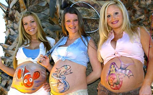 Các mẹ đều thích vẽ hình trên bụng bầu nè!