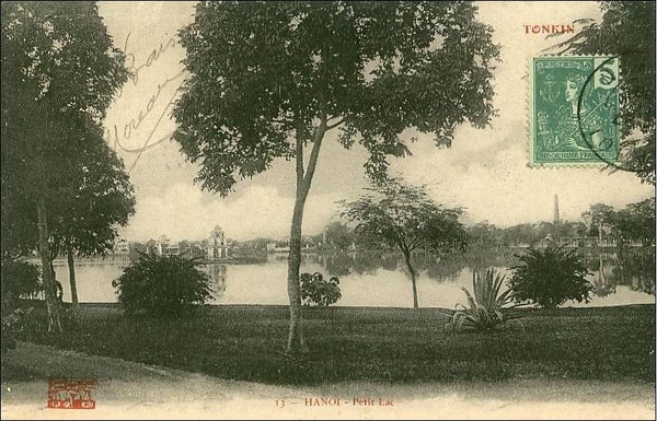 Con đường bách bộ đi xung quanh Hồ Gươm cách đây hơn 100 năm. Dưới thời Pháp thuộc, hồ Gươm được biết tới với cái tên Petit Lac (Hồ Nhỏ) nhằm phân biệt với Grand Lac (Hồ Lớn), tức Hồ Tây ngày nay.