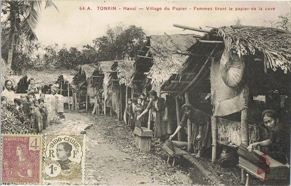 Hình ảnh làng nghề làm giấy bình dân ở Hà Nội xưa. Đó là làng Thượng Yên Quyết (còn gọi là làng Cót), nằm ven sông Tô Lịch (nay thuộc phường Yên Hòa, Cầu Giấy).