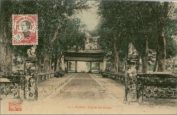 Hình ảnh lối cổng vào của Chùa Láng, còn được người Pháp gọi với cái tên Pagode des Dames.