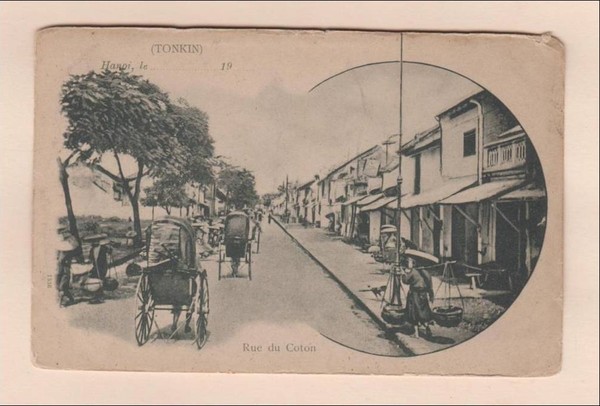 36 phố phường là một trong đặc trưng chỉ có ở Hà Nội và trở thành đề tài bất tận cho những tấm bưu ảnh về thủ đô xưa. Đây là tấm bưu ảnh về phố Hàng Bông (Rue du Coton) những năm đầu thế kỷ XX.