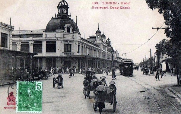 Khung cảnh đại lộ Đồng Khánh (nay là phố Đinh Tiên Hoàng) trên bưu ảnh của nhà xuất bản nổi tiếng Dieulefils. Tòa nhà trung tâm trong bức ảnh ngày nay chính là trung tâm thương mại Tràng Tiền.