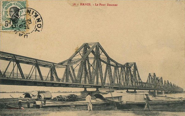 Một biểu tượng khác của Hà Nội là cầu Long Biên.Tấm bưu ảnh được chụp một thời gian sau khi cầu được khánh thành với cái tên cầu Paul Doumer (tên của Toàn quyền Đông Dương khi ấy).