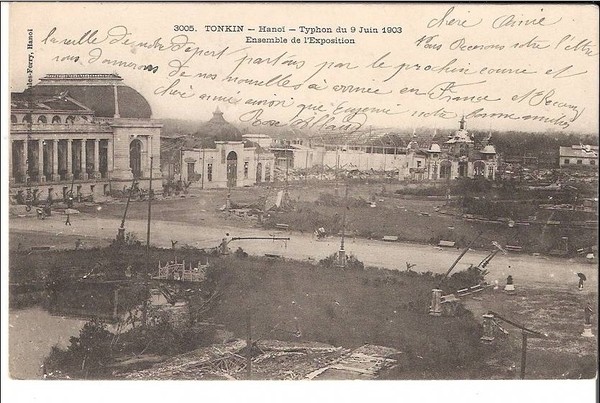 Một tấm bưu ảnh rất “độc” về Hà Nội. Đây là khung cảnh Rue Jules Ferry (phố Hàng Trống ngày nay) sau cơn bão tràn vào Hà Nội ngày 09/06/1903.