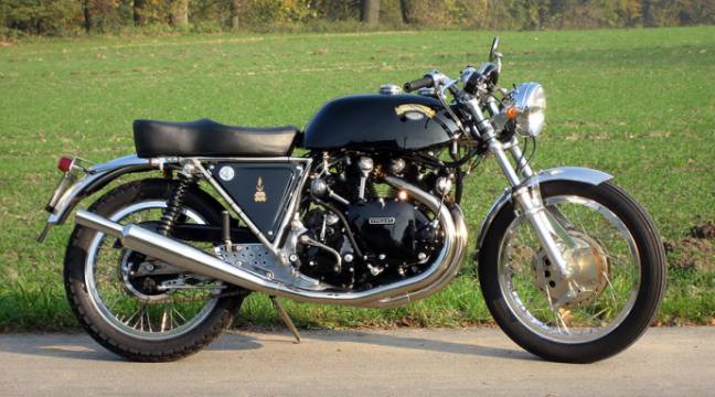 The Legendary British Classic, giá 400.000 USD. Chiếc mô tô Anh quốc này tuy chỉ có động cơ 250cc với 2 xi-lanh nhưng là kinh khủng vào những năm 1950. Kiểu dáng của nó cũng trở thành kinh điển cho xe độ kiểu cafe racer.