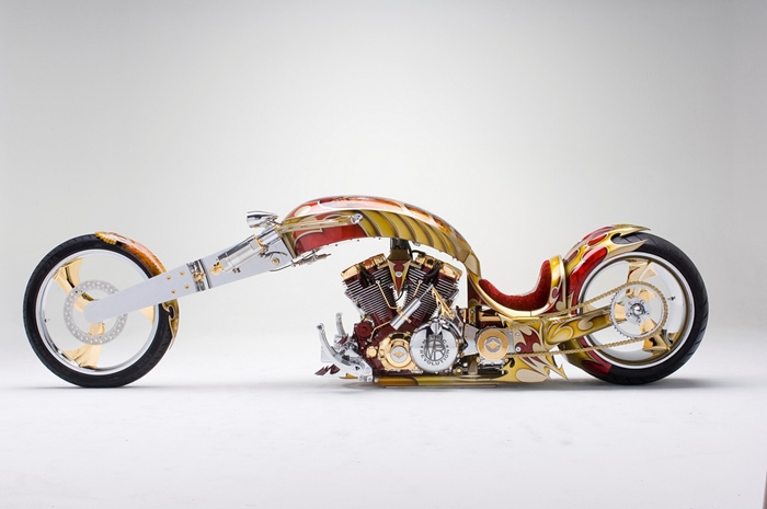 Gold Plated Custom Chopper, giá 500.000 USD. Được trưng bày lần đầu tại triển lãm Motorcycle Show ở Seattle, chiếc xe lập tức gây ấn tượng bởi vẻ ngoài kỳ quái không thể lẫn vào đâu, mạ vàng sáng bóng đến tận xích.