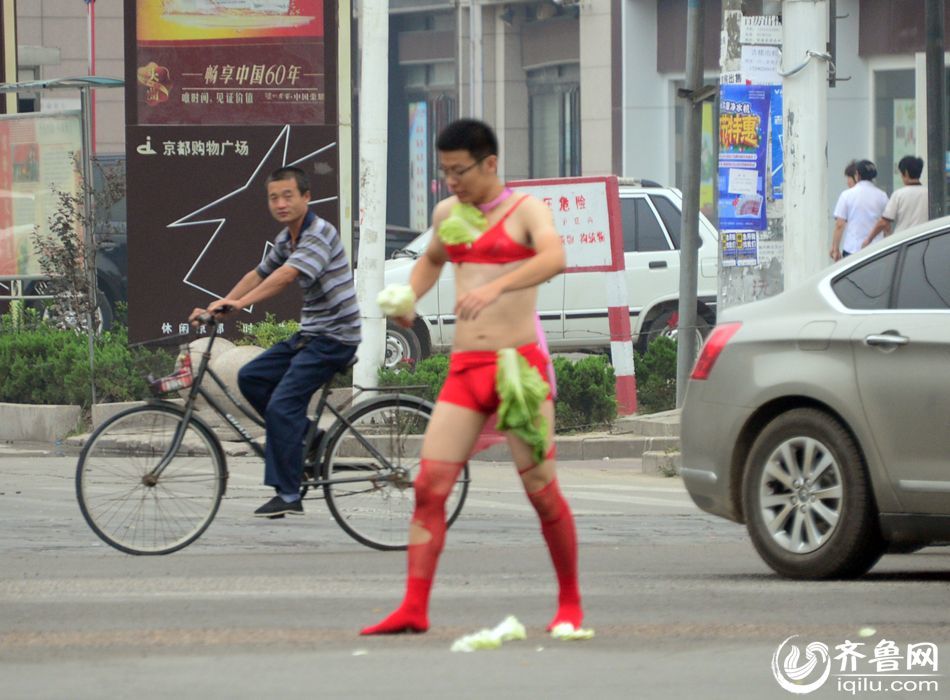 Chàng thanh niên diễu khắp các con phố náo nhiệt ở Liêu Thành, Sơn Đông, Trung Quốc.