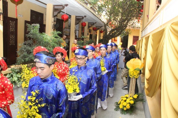 Trước khi tổ chức lễ cưới theo phong cách phương Tây tại khách sạn 5 sao, ái nữ chủ tập đoàn Nam Cường đã tổ chức lễ cưới giản dị theo phong cách Phật giáo.