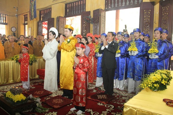Ái nữ chủ tịch Tập đoàn Nam Cường xinh đẹp và duyên dáng trong chiếc áo dài trắng, còn chú rể khá lịch lãm trong trang phục áo dài màu vàng, khăn xếp.