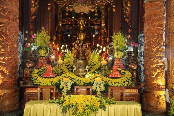 Dưới đây là chùm ảnh được ghi nhận về buổi lễ 'Hằng thuận' của cặp đôi trai tài gái sắc tại chùa Quán Sứ.