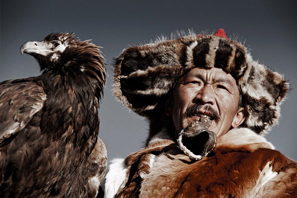 Phía tây của Mông Cổ có tộc người Kazakh, là con cháu của người Mông Cổ, có tài thuần hóa loài đại bàng khổng lồ, mà họ gọi là ‘thần điểu’.