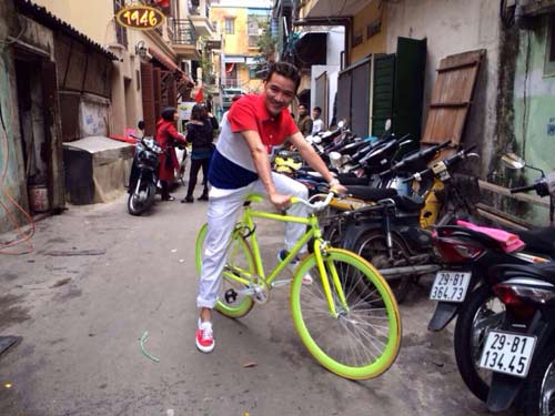 Mr Đàm xuất hiện giản dị bất ngờ bên xe đạp trên đường phố.