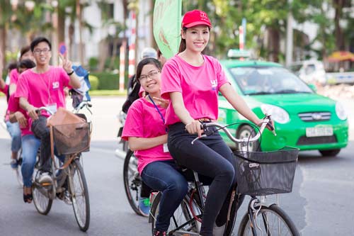 Nguyễn Thị Loan giản dị đi xe đạp làm công tác xã hội.
