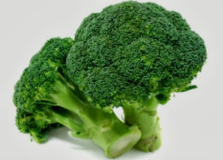 Bông cải xanh và rau bina giàu vitamin C, lutein và zeaxanthin, chống oxi hóa và ngăn chặn đục thủy tinh thể.