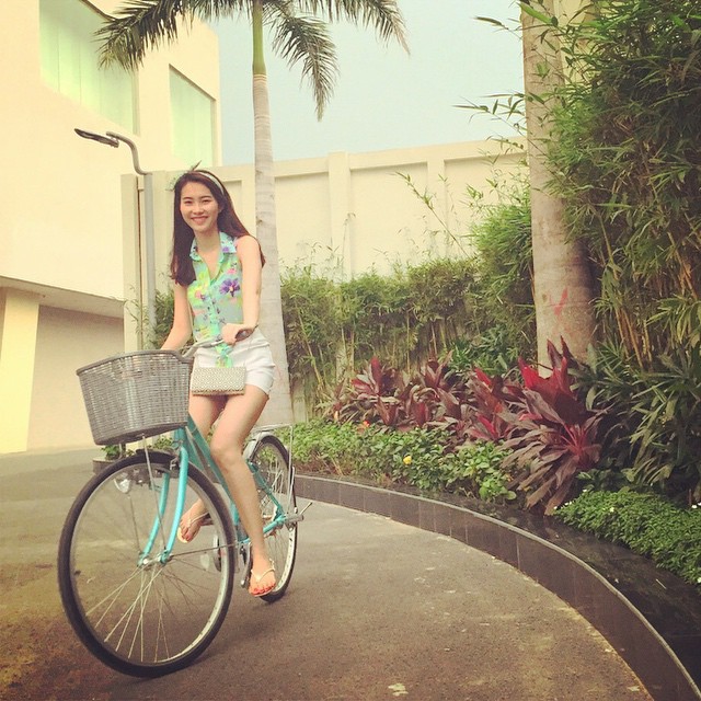 Hoa hậu Đặng Thu Thảo giản dị với xe đạp.
