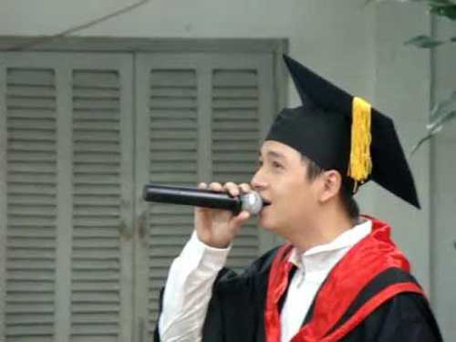 Ngô Kiến Huy hát trong ngày nhận bằng tốt nghiệp.