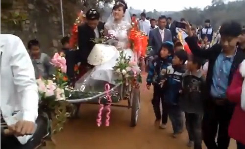 Ngày 24/4, một màn rước dâu bằng xe cải tiến có một không hai ở Nghệ An.