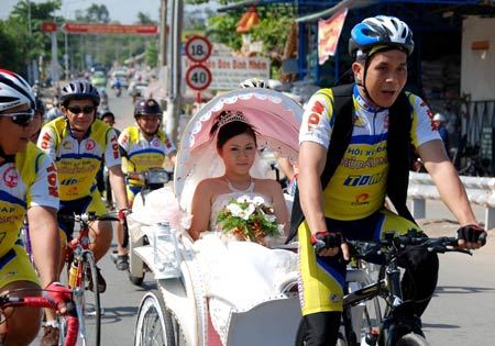 Rước dâu bằng xe đạp địa hình.