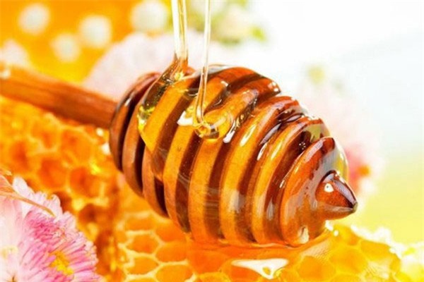 Mật ong, trong quá trình tạo mật không tránh khỏi việc ong sẽ mang về những phấn hoa có độc. Loại phấn hoa này vẫn còn giữ nguyên hiện trạng trong thời gian tạo mật, con người ăn phải sẽ bị trúng độc, đau bụng, khó tiêu...