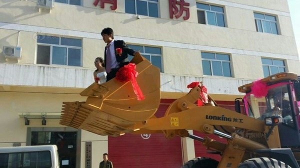 Gần đây nhất, ngày 14/10, một chú rể họ An đến từ Thất Lý, huyện Diên An (Thiểm Tây, Trung Quốc) khiến nhiều người ghen tỵ khi có một sáng kiến độc đáo sử dụng 8 chiếc xe ủi để rước dâu.