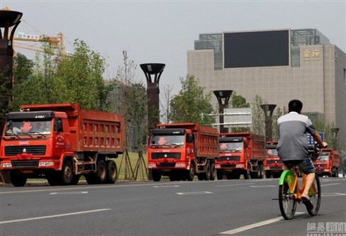 Ngày 13/9/2011, một chú rể ở Hồ Nam đã dùng 8 chiếc xe tải đến đón dâu.